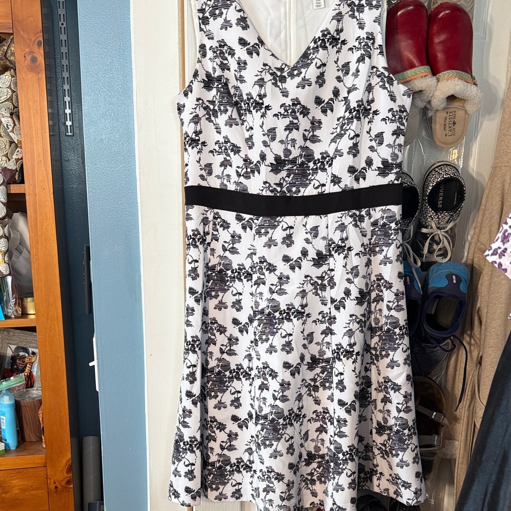 Flash sale!! White House Black Market Monochrome Floral Midi Dress